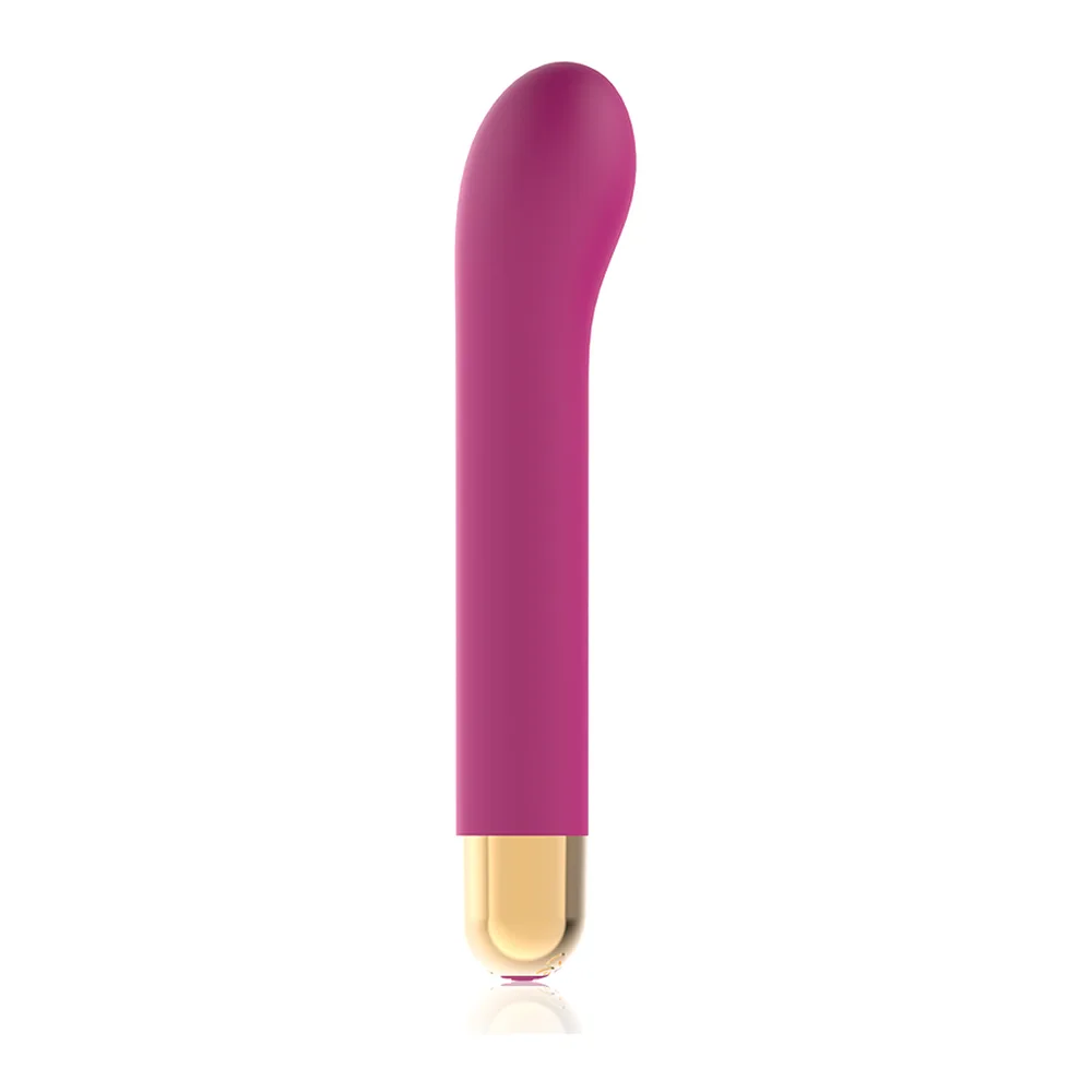 Vibromasseur en silicone rose magenta, forme élancée légèrement incurvée, corps lisse et base dorée, sur fond blanc