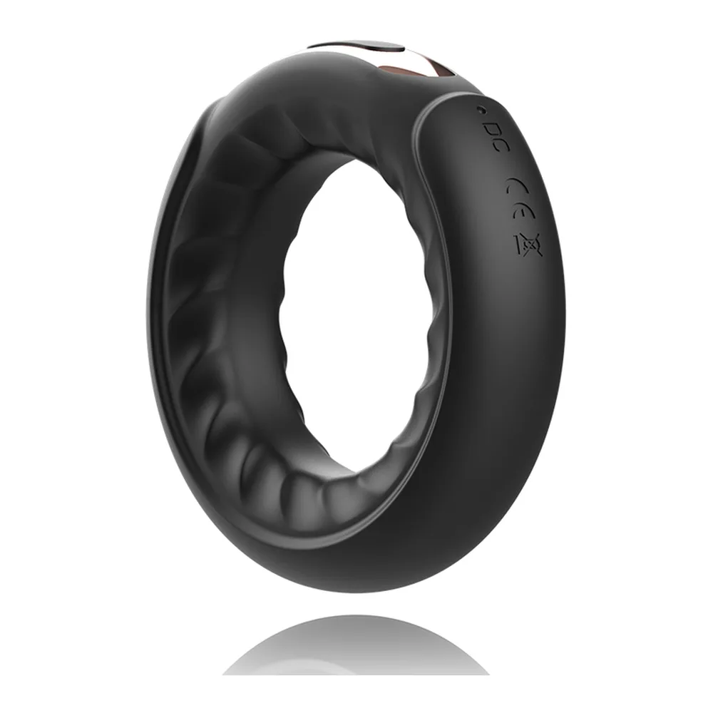 Cockring noir en silicone avec poignée de contrôle intégrée en haut et détails texturés, présenté de face sur fond blanc avec reflet