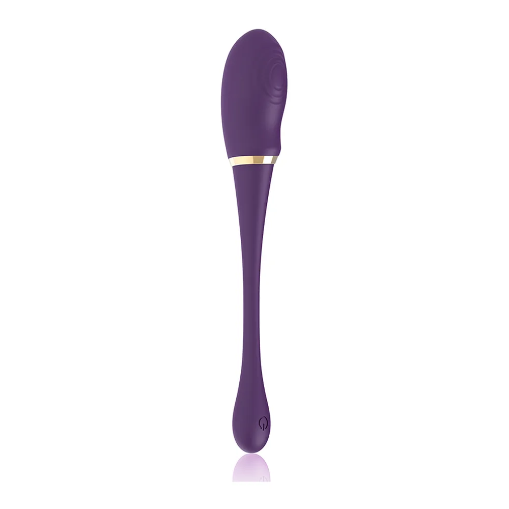 Vibromasseur double en silicone violet avec deux tiges coniques reliées par une section amincie, anneau doré, repose sur fond blanc