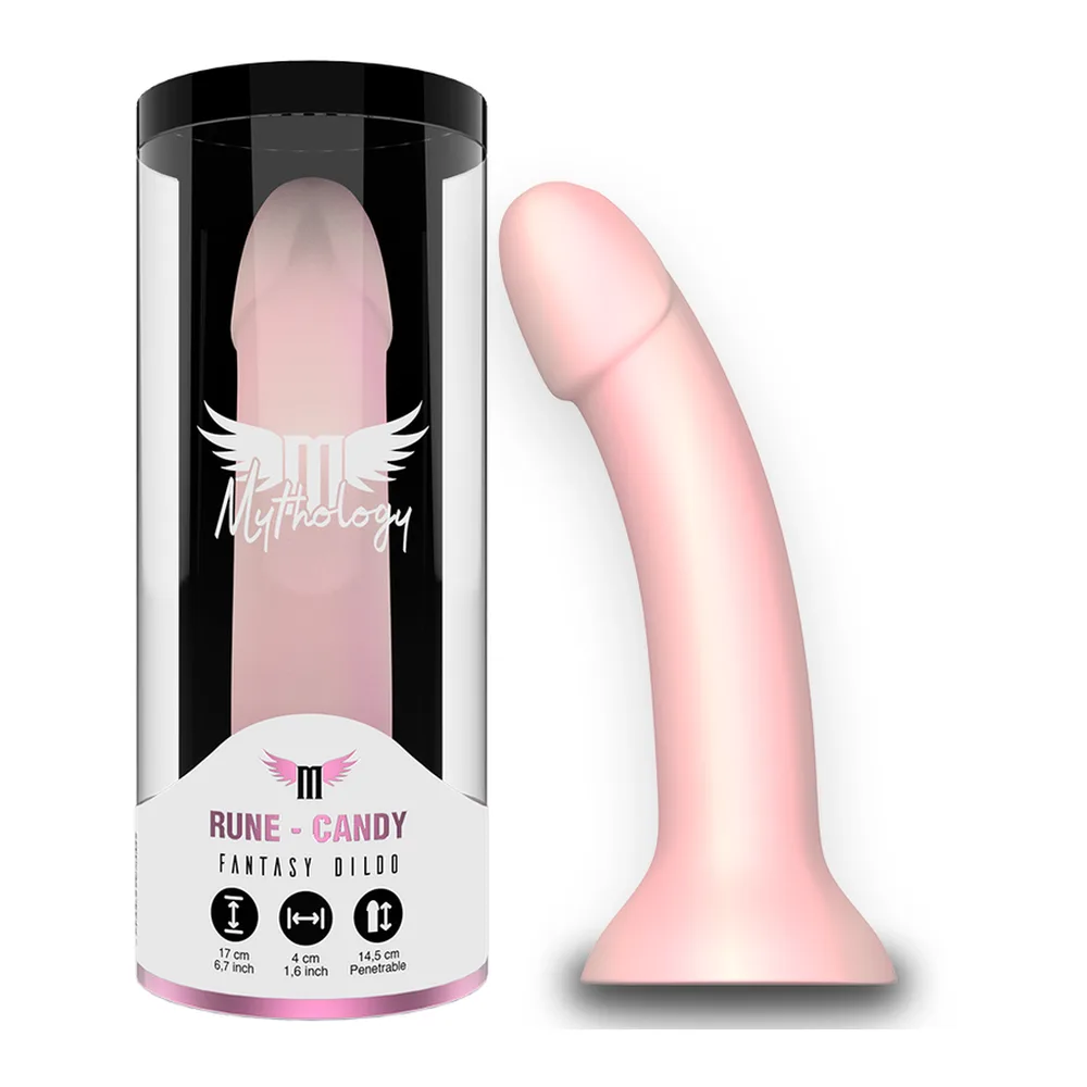 Deux godes Rune Candy rose clair en silicone lisse : un droit avec gland arrondi et une ventouse à la base, un courbé avec embout bulbeux, présentés de face et profil