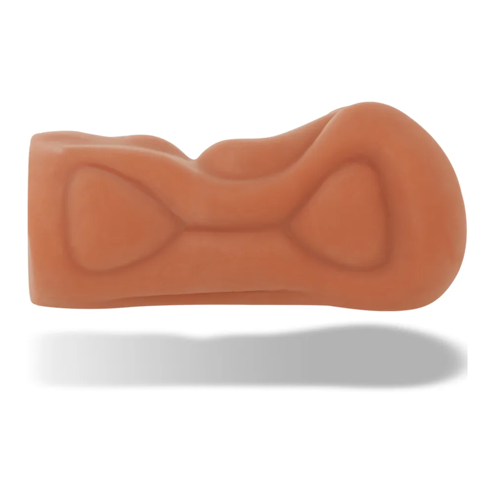 Masturbateur en silicone beige clair avec relief interne en forme de nœud papillon, surface lisse et brillante sur fond blanc