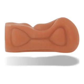Masturbateur en silicone beige clair avec relief interne en forme de nœud papillon, surface lisse et brillante sur fond blanc
