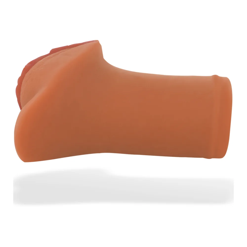 Masturbateur en silicone couleur chair avec entrée moulée en relief et canal interne garni de picots larges, sur fond blanc