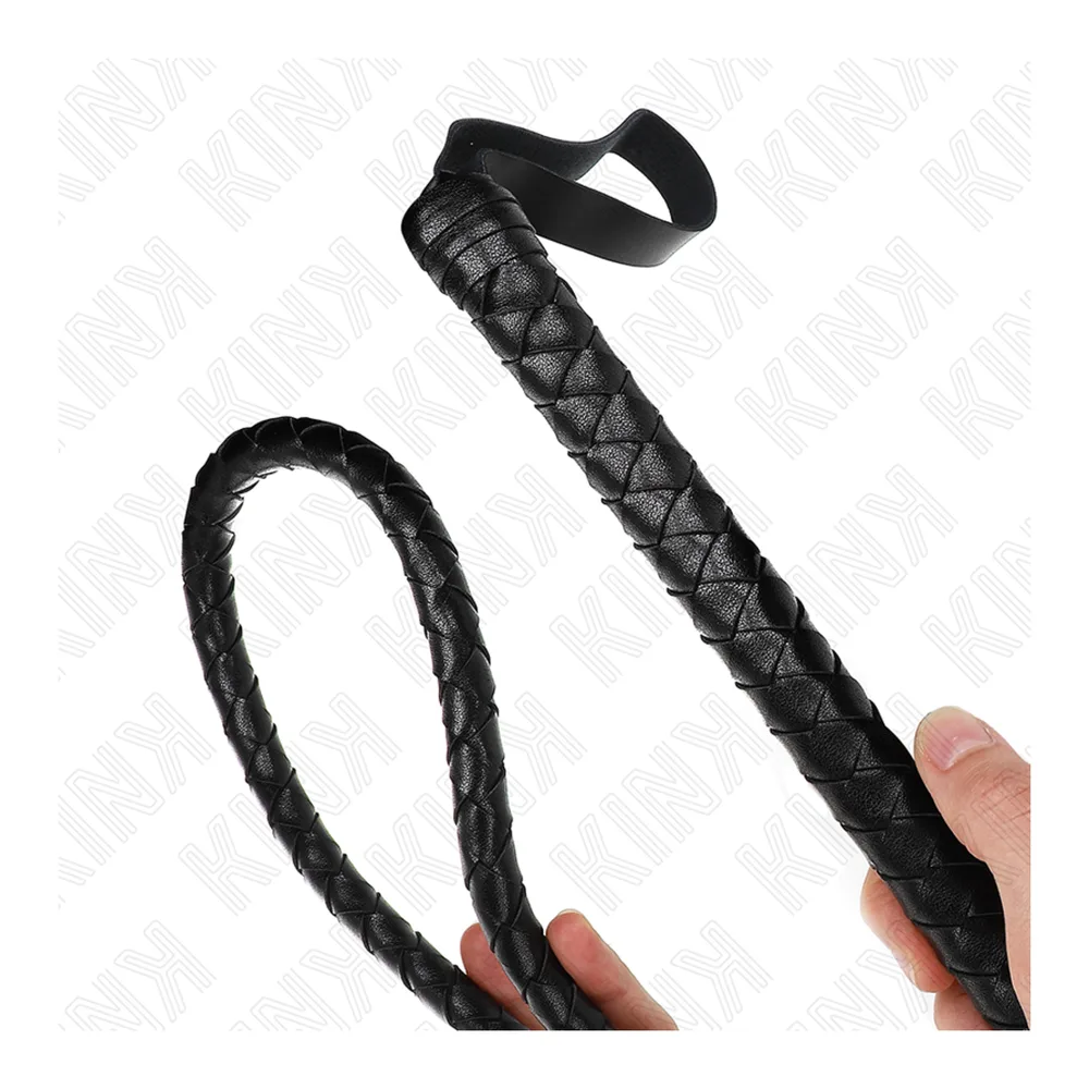 Fouet noir tressé en cuir à maille serrée, d'environ 210 cm de long, avec dragonne et lanières de cuir noir à l'extrémité, présenté enroulé sur fond blanc
