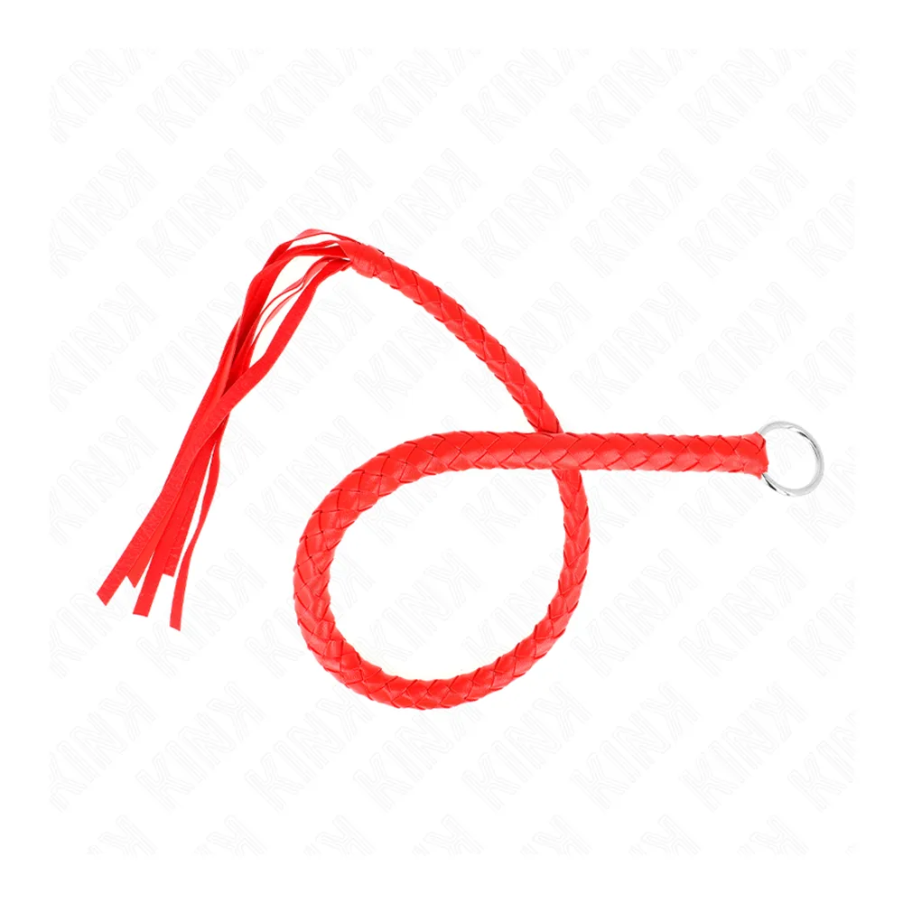 Fouet rouge tressé avec anneau de préhension et embout métallique, sur fond blanc