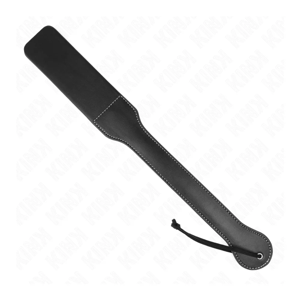 Pagaie en cuir noir avec manche cylindrique rembourré et lame aplatie effilée, coutures blanches visibles, cordelette noire attachée au pommeau