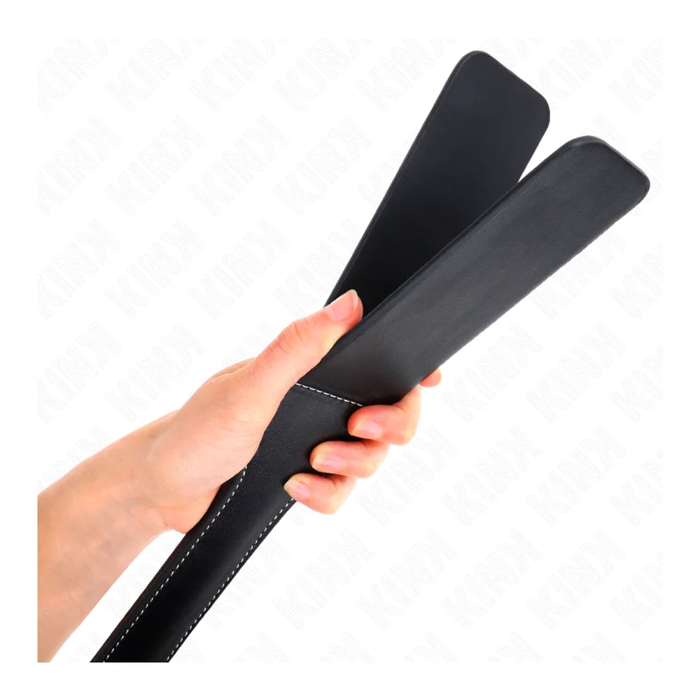 Pagaie en cuir noir avec manche cylindrique rembourré et lame aplatie effilée, coutures blanches visibles, cordelette noire attachée au pommeau