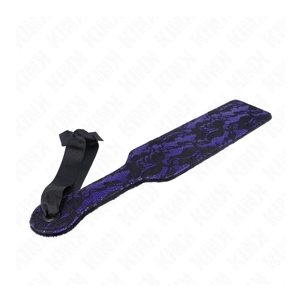 Palette en cuir noir avec manche rembourré et sangle de poignet en tissu noir, montrant la face lisse de frappe