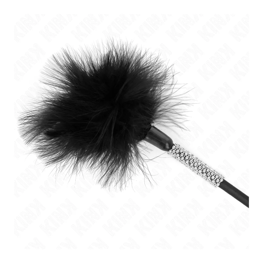 Plumeau à manche noir avec pompon en plumes noires volumineux, manche orné de strass argentés, tenu en main sur fond blanc