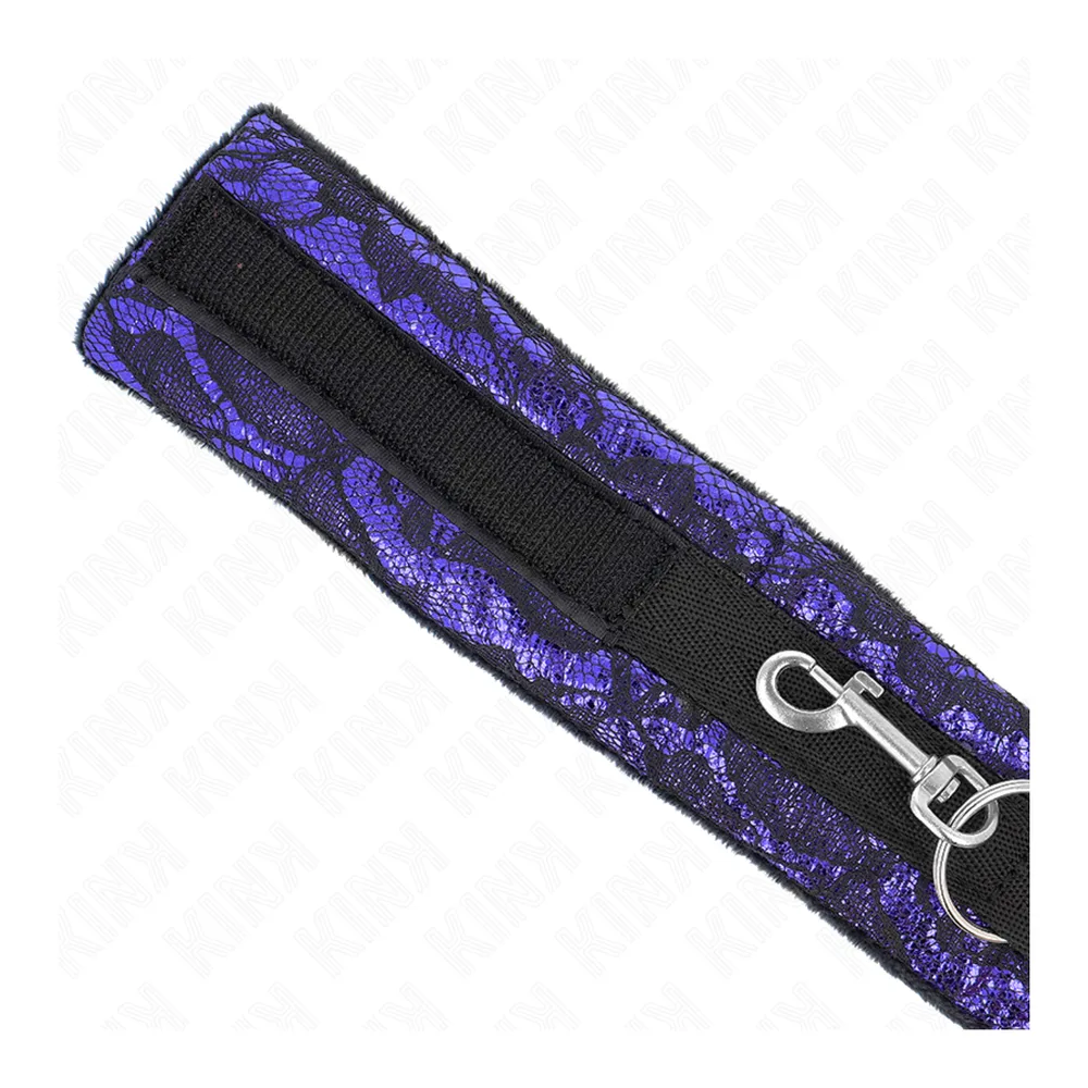 Collier court en velours noir et dentelle violette avec bande ajustable et chaîne argentée, présenté étalé sur fond blanc avec accessoire détachable