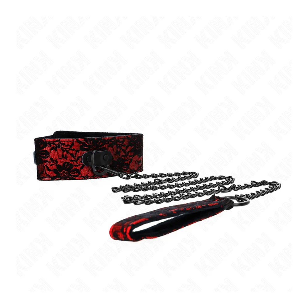 Collier large en dentelle rouge et noire sur cuir avec boucle de fermeture, accompagné d'une laisse à chaîne noire et d'un élément de contrôle en dentelle assortie, sur fond blanc