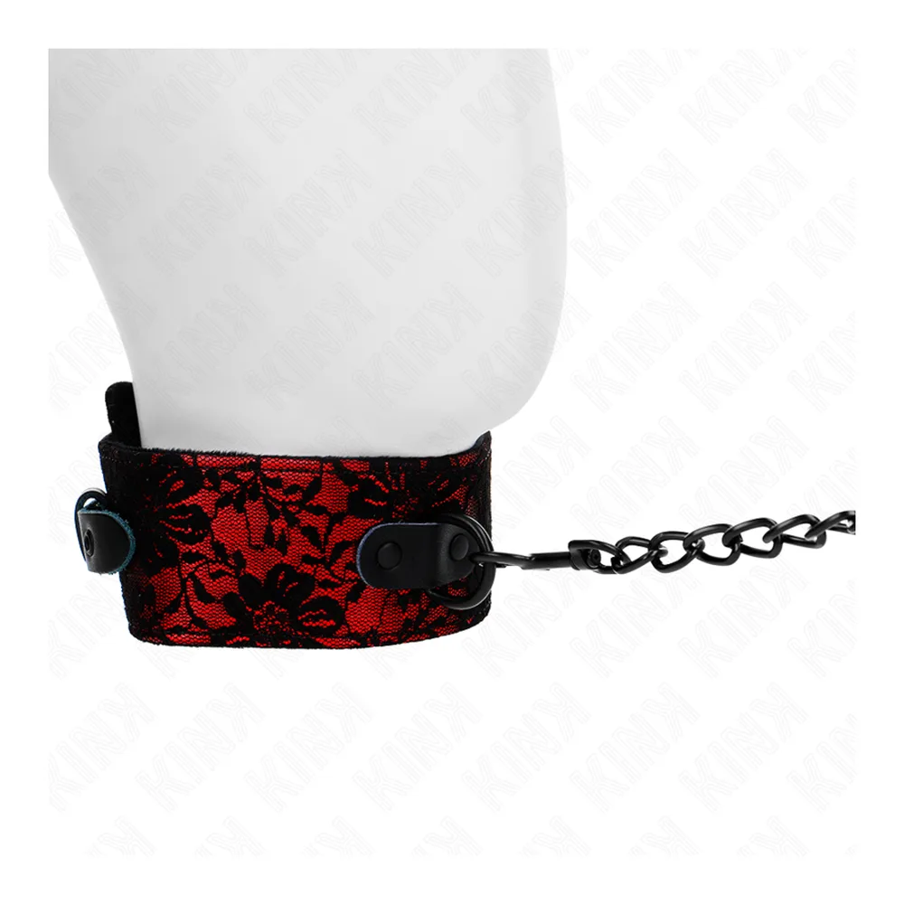 Collier large en dentelle rouge et noire sur cuir avec boucle de fermeture, accompagné d'une laisse à chaîne noire et d'un élément de contrôle en dentelle assortie, sur fond blanc