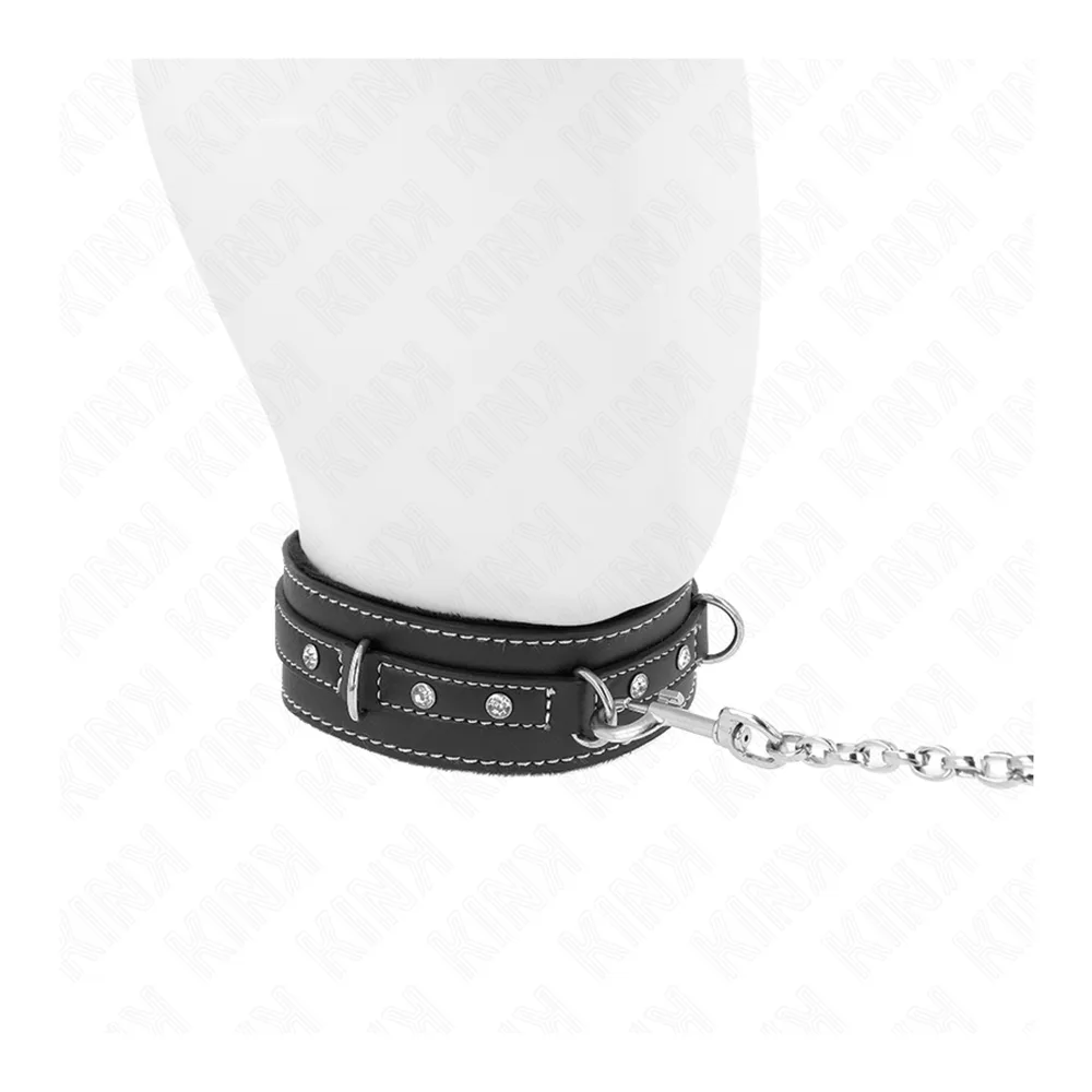 Collier en cuir PVC noir avec surpiqûres blanches, rivets strass et anneau métallique, laisse à chaîne argent attachée, présenté sur mannequin