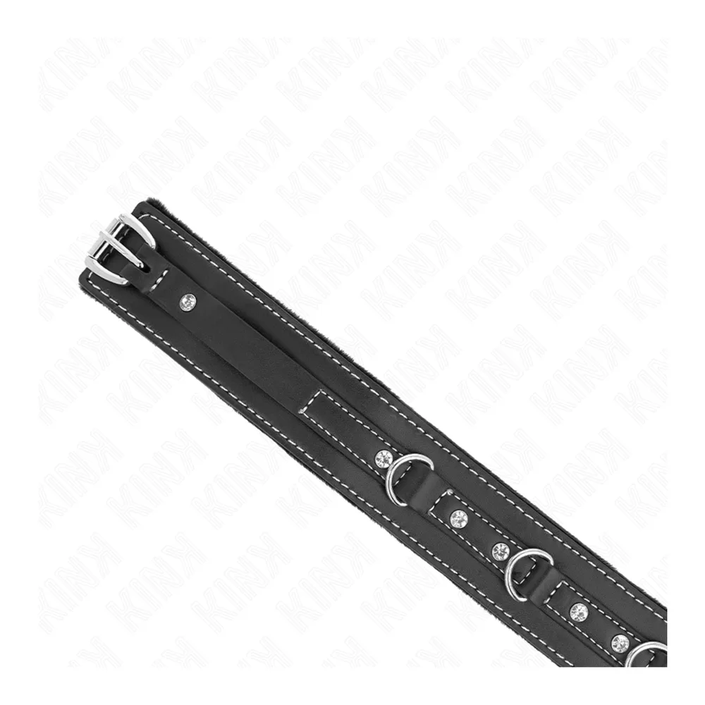 Collier en cuir PVC noir avec surpiqûres blanches, rivets strass et anneau métallique, laisse à chaîne argent attachée, présenté sur mannequin