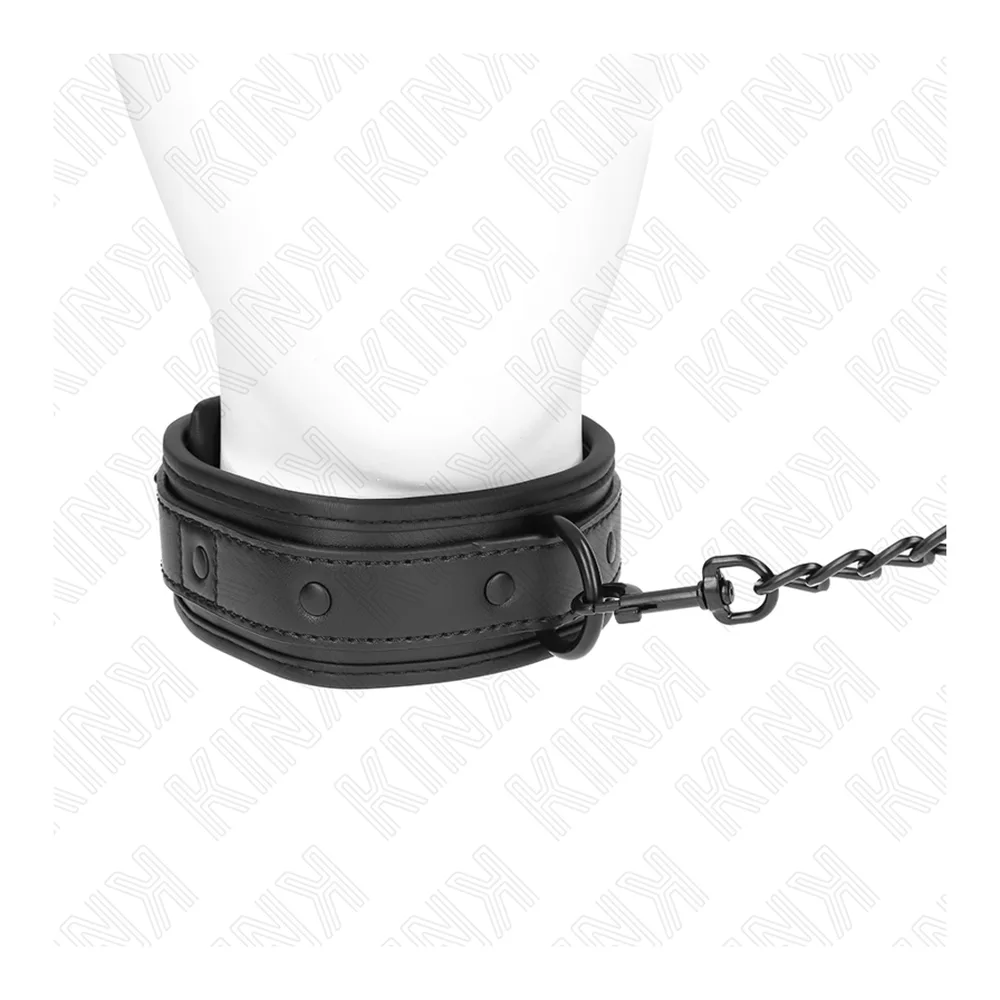 Collier de bondage en néoprène noir rembourré avec laisse à chaîne noire, présenté autour d'un mannequin blanc sur fond blanc