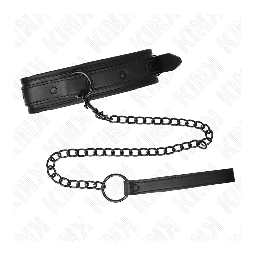 Collier de bondage en néoprène noir rembourré avec laisse à chaîne noire, présenté autour d'un mannequin blanc sur fond blanc