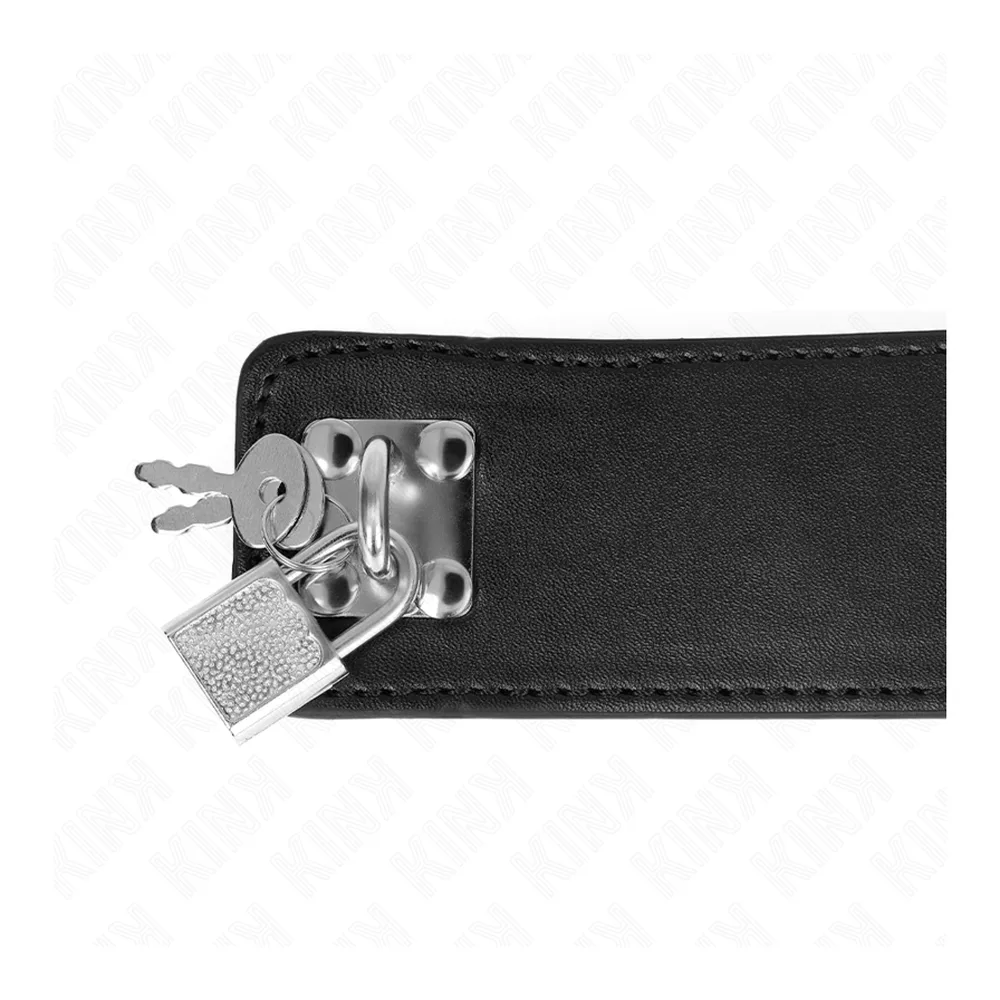 Collier en cuir noir vegan avec bande large, fermé par un cadenas argenté, accompagné de deux clés métalliques, présenté sur mannequin blanc