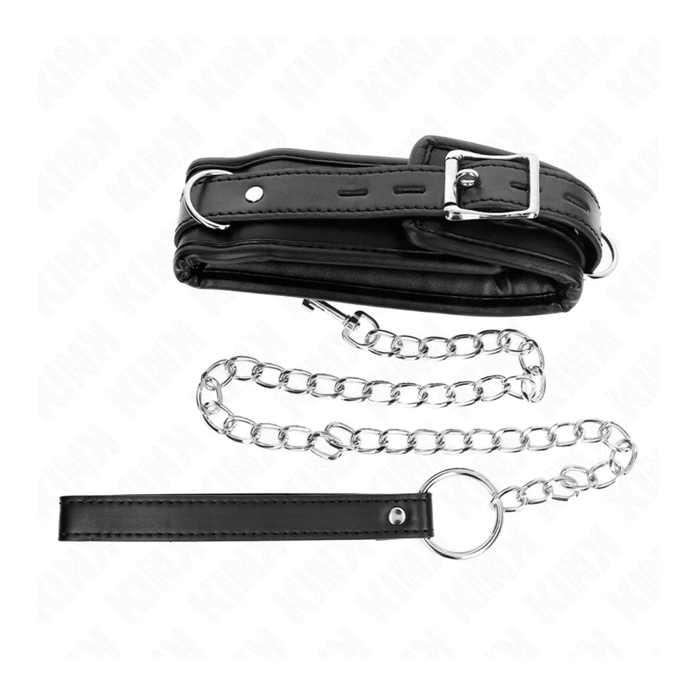 Collier noir matelassé avec boucle argentée, accompagné d'une laisse chaîne argentée et d'un anneau de connexion en cuir noir, sur fond blanc