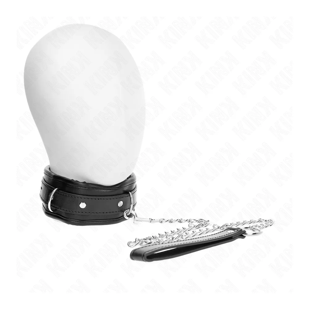 Collier noir matelassé avec boucle argentée, accompagné d'une laisse chaîne argentée et d'un anneau de connexion en cuir noir, sur fond blanc