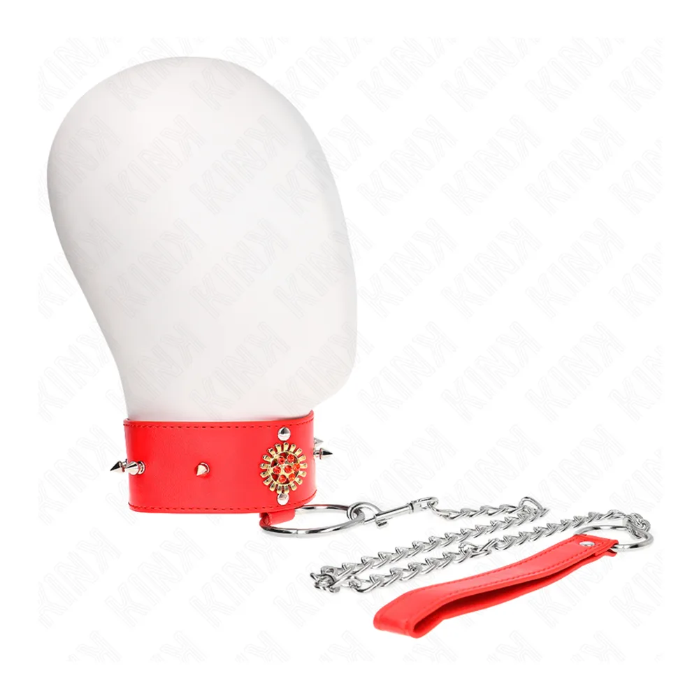 Collier rouge en cuir vegan avec larges piques dorés, chaîne d'extension argentée et laisse assortie détachable, sur fond blanc