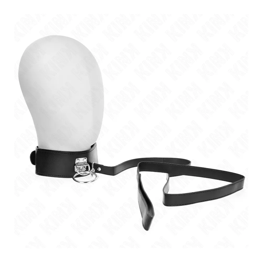 Collier en cuir noir de 50 cm de large avec anneau de fixation métallique, attaché à une sangle souple noire de 116 cm, sur fond blanc