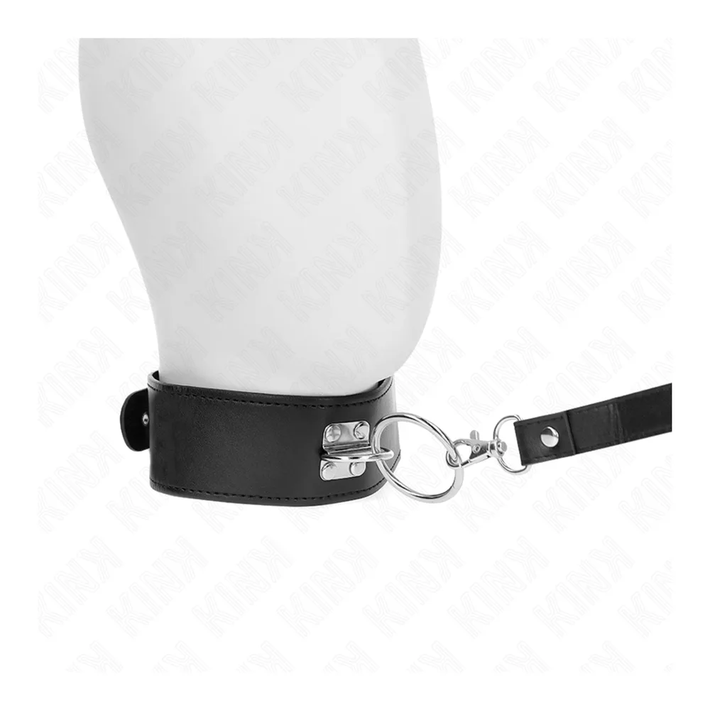 Collier en cuir noir de 50 cm de large avec anneau de fixation métallique, attaché à une sangle souple noire de 116 cm, sur fond blanc