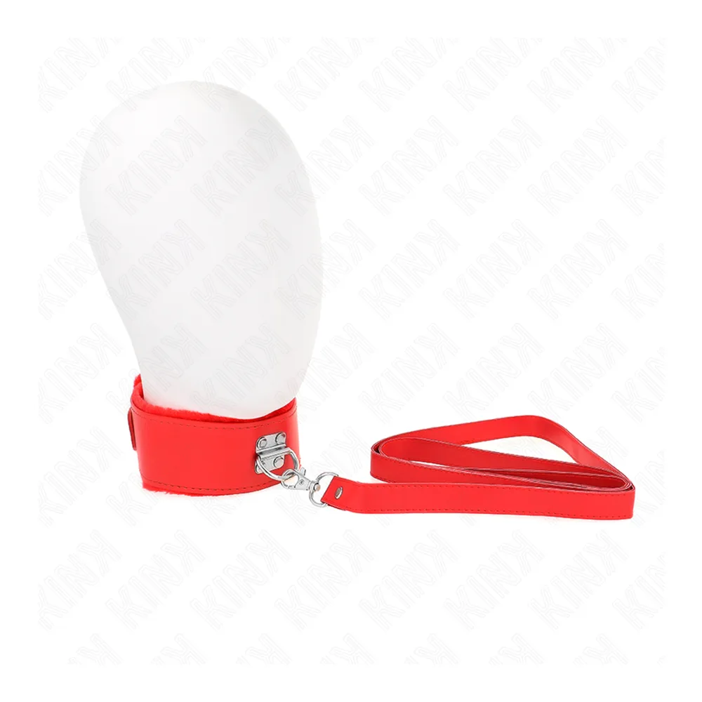 Collier rouge ajustable avec clous métalliques et laisse assortie, présenté sur un support blanc, vue d'ensemble