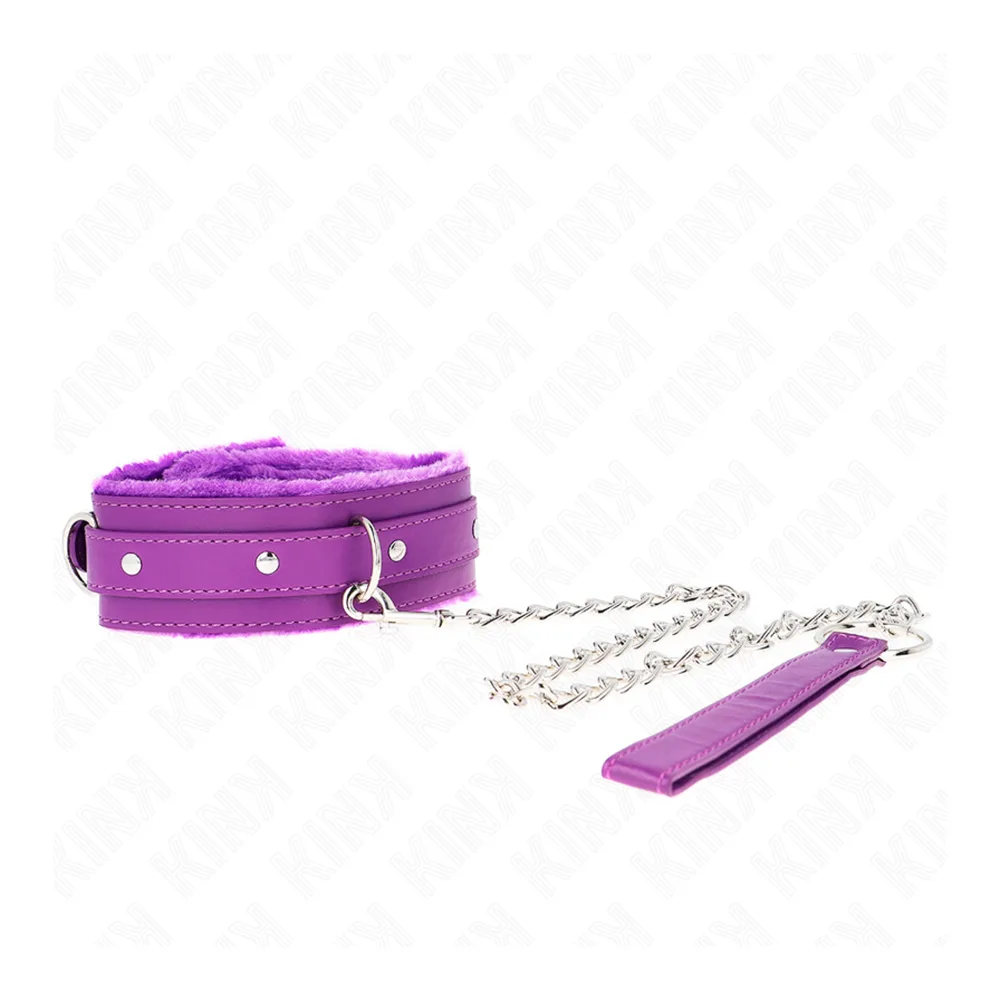 Collier laisse en cuir synthétique violet avec doublure fourrée, ornements métalliques argentés, chaîne courte métallique et accessoire de protection en tissu assorti