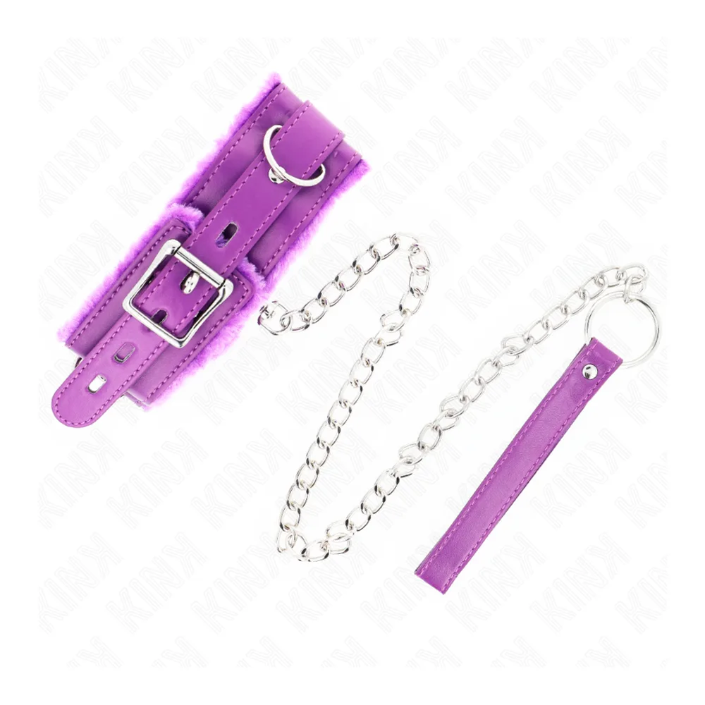 Collier laisse en cuir synthétique violet avec doublure fourrée, ornements métalliques argentés, chaîne courte métallique et accessoire de protection en tissu assorti