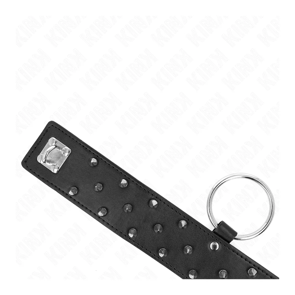 Collier de cuir noir orné de clous métalliques saillants, fermé par un anneau métallique, fond blanc