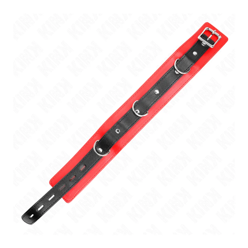 Collier bicolore rouge et noir avec bande de cuir et rivets argentés, accompagné d'une sangle chaîne en métal et poignée noire sur fond blanc