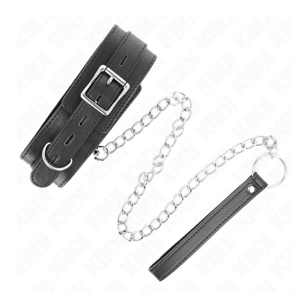 Collier bicolore rouge et noir avec bande de cuir et rivets argentés, accompagné d'une sangle chaîne en métal et poignée noire sur fond blanc
