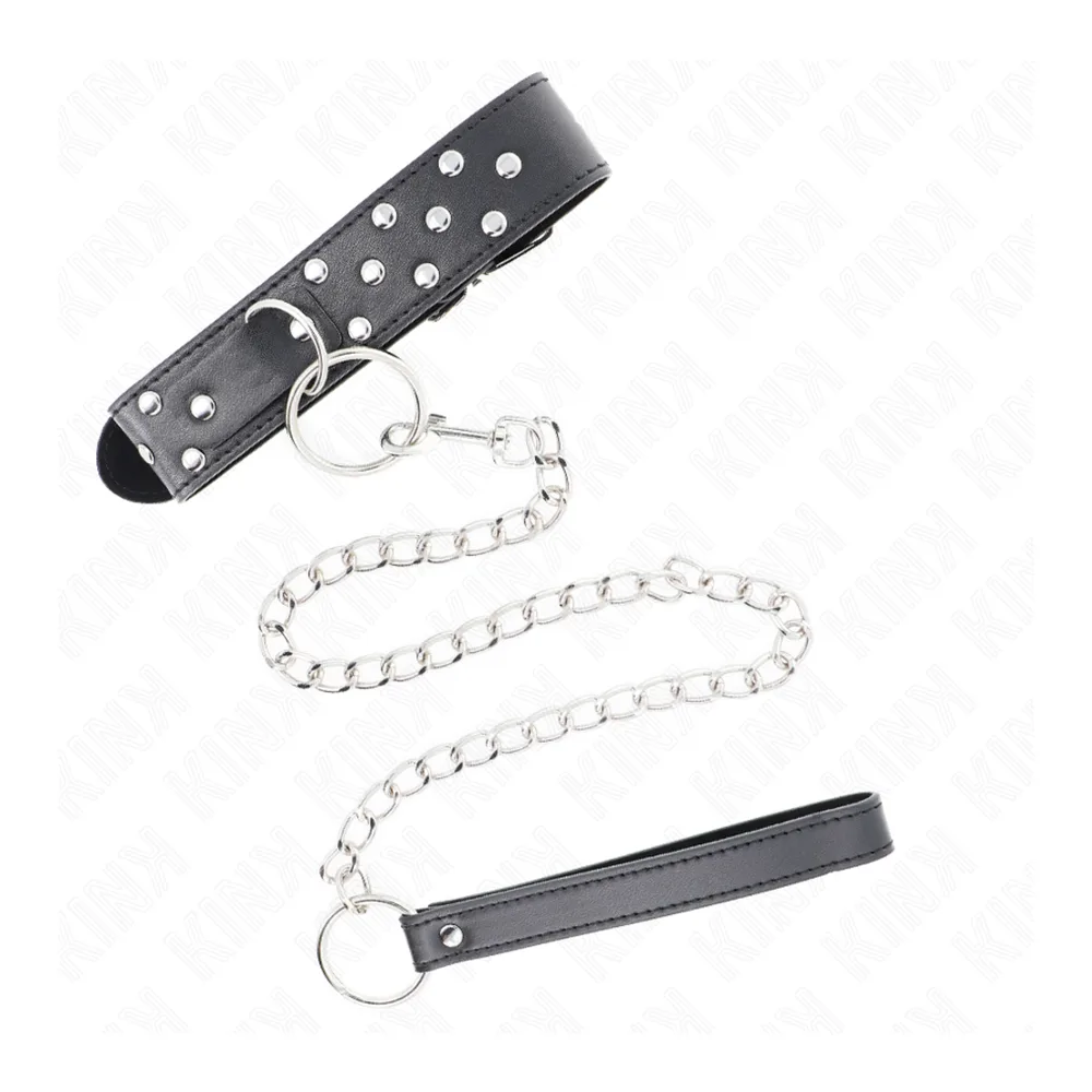 Collier à bande noire cloutée de rivets argentés, réglable de 36 à 50 cm, avec chaîne argentée et anneau de fermeture, sur fond blanc