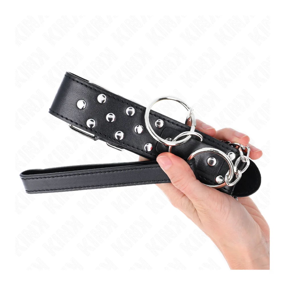 Collier à bande noire cloutée de rivets argentés, réglable de 36 à 50 cm, avec chaîne argentée et anneau de fermeture, sur fond blanc