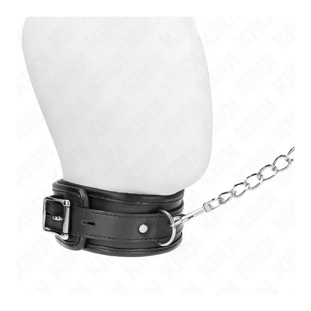 Collier noir en cuir vegan avec bande large de 6 cm, boucle de ceinture et anneau métallique, accompagné d'une laisse chaîne de 65 cm avec poignée noire