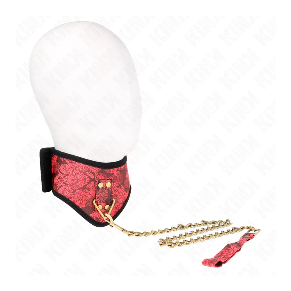 Collier Scandale en brocart rouge et noir avec fermoir doré, accompagné d'une chaîne dorée et d'un ruban assorti sur fond blanc