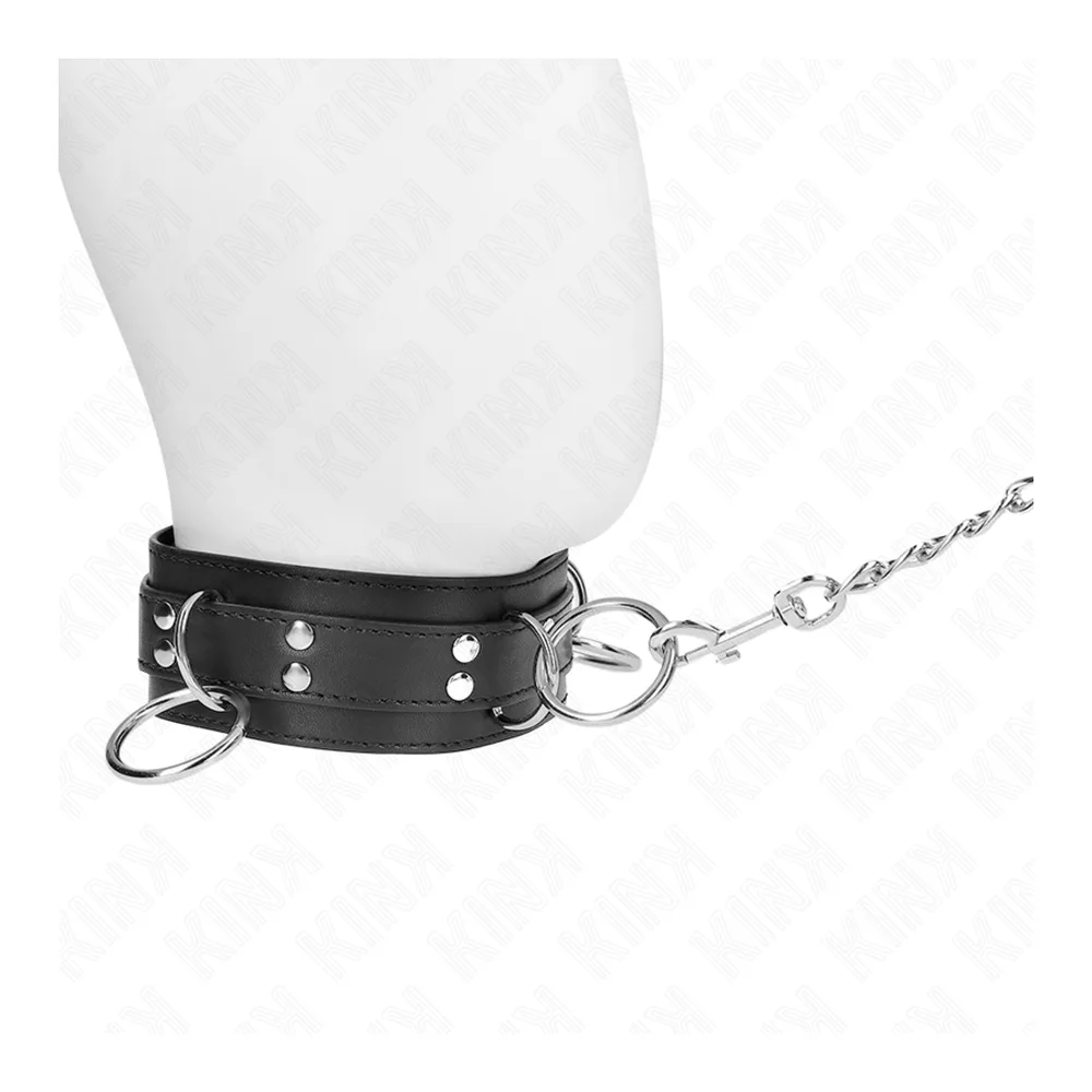 Collier noir en cuir vegan avec trois anneaux métalliques et rivets, attaché à une chaîne argentée de 80 cm terminée par un anneau