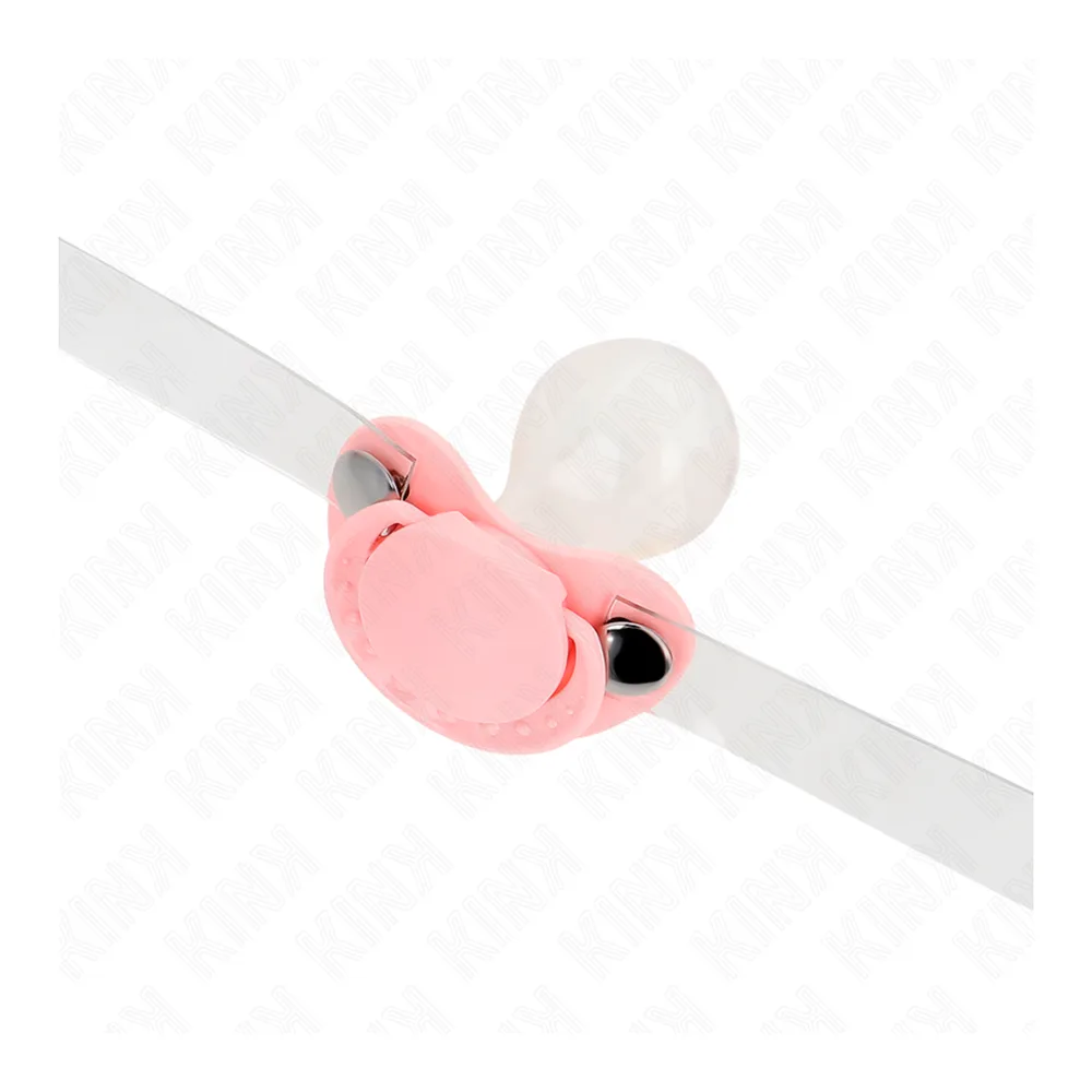 Gag rose en forme de sucette avec embout moulé, monté sur une sangle transparente ajustable, tenu dans une main ouverte sur fond blanc