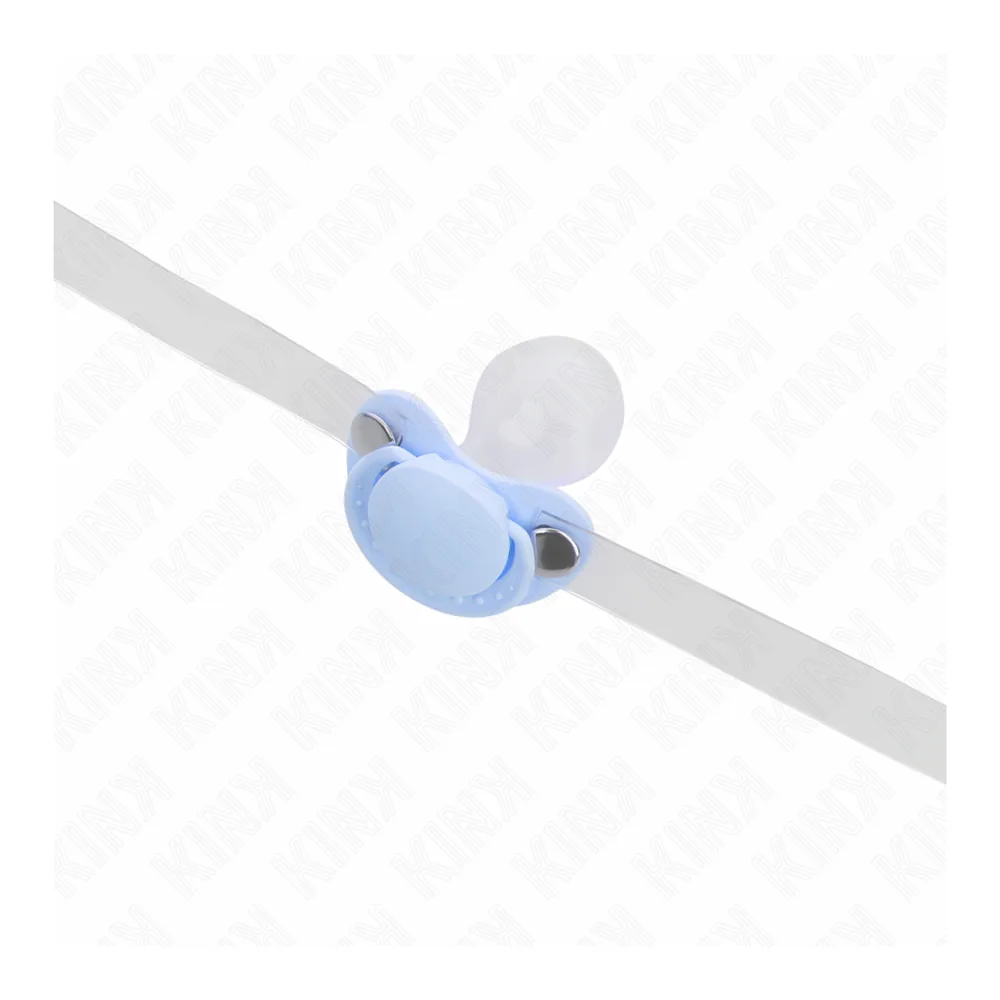 Gag rose en forme de sucette avec embout moulé, monté sur une sangle transparente ajustable, tenu dans une main ouverte sur fond blanc