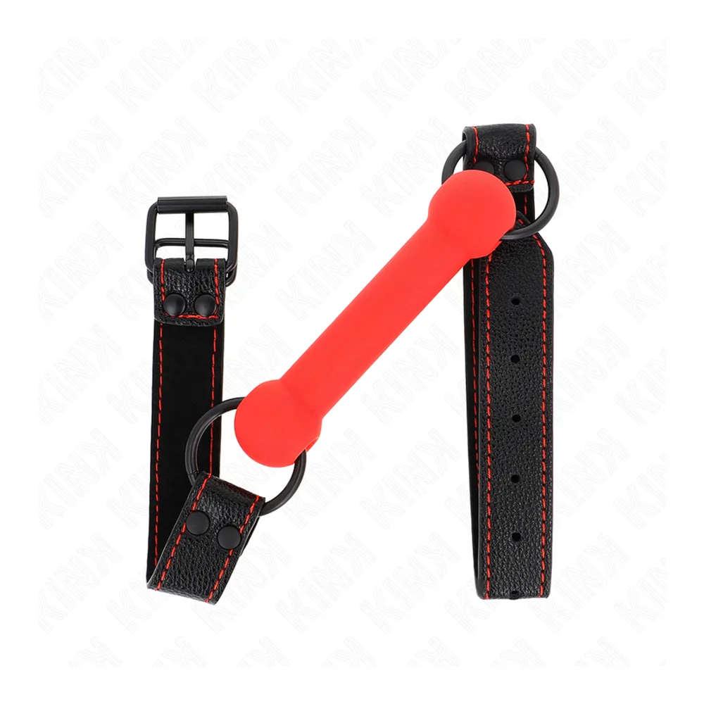 Gag composé d'une barre rouge en silicone et d'une sangle de cuir noir avec coutures rouges, munie de boucles d'ajustement aux extrémités, sur fond blanc
