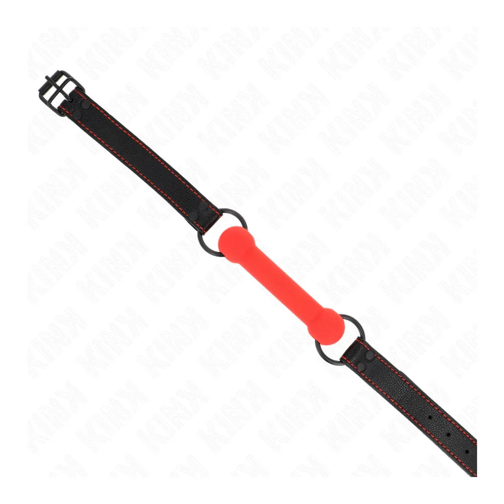 Gag composé d'une barre rouge en silicone et d'une sangle de cuir noir avec coutures rouges, munie de boucles d'ajustement aux extrémités, sur fond blanc