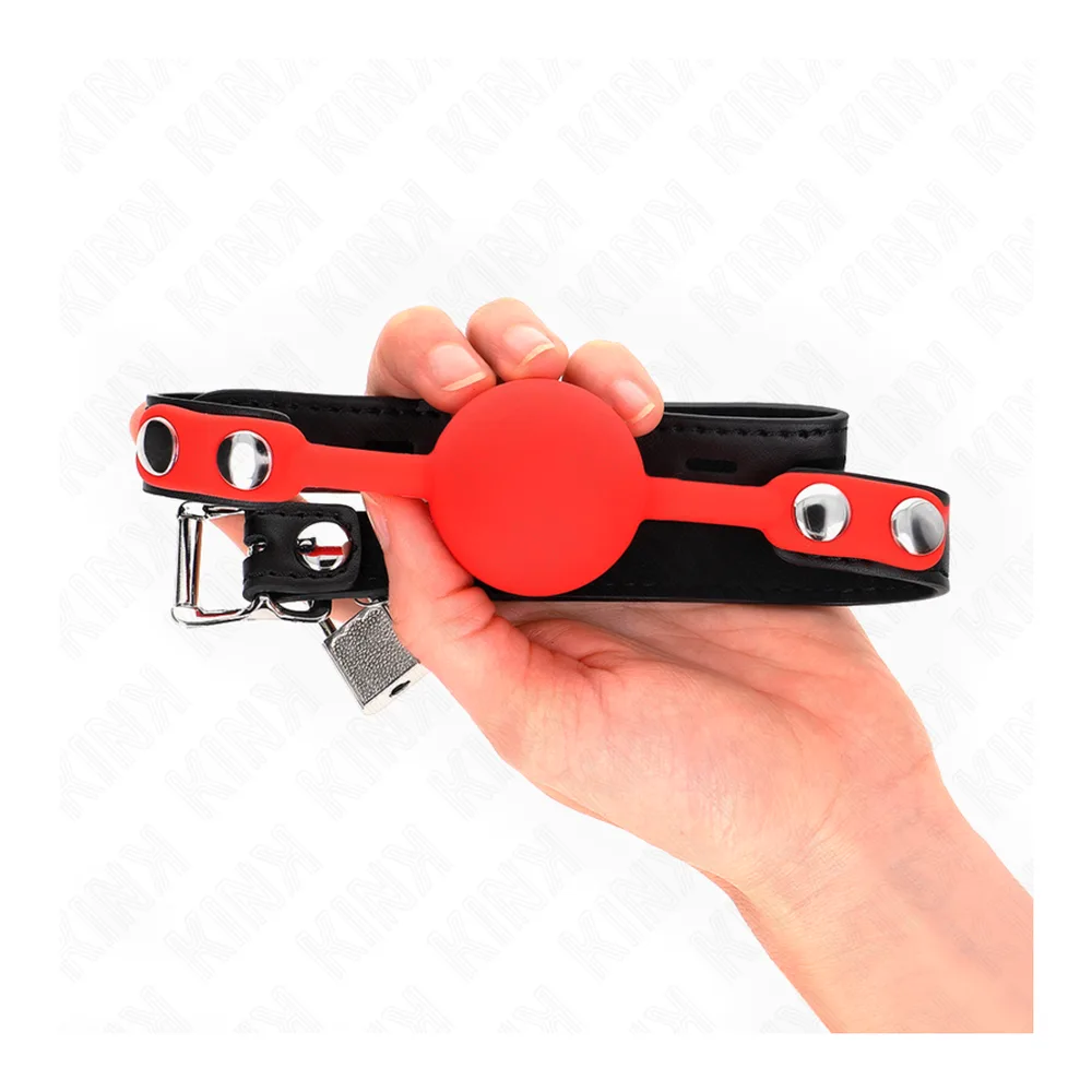 Bâillon-boule rouge en silicone avec sangles noires ajustables, fermé par un cadenas en métal avec clés de déverrouillage visibles