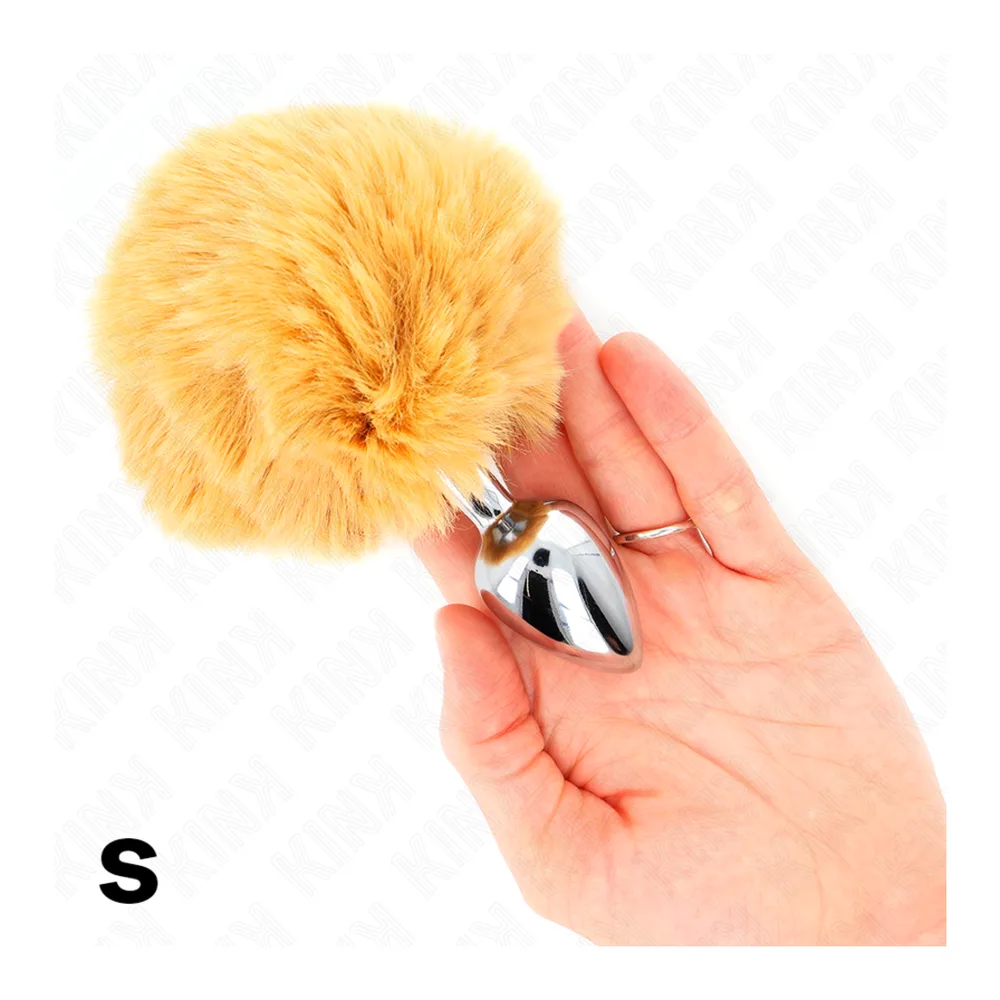 Plug anal en acier inoxydable poli argenté avec base arrondie, orné d'un pompon en fibres synthétiques jaune paille, sur fond blanc