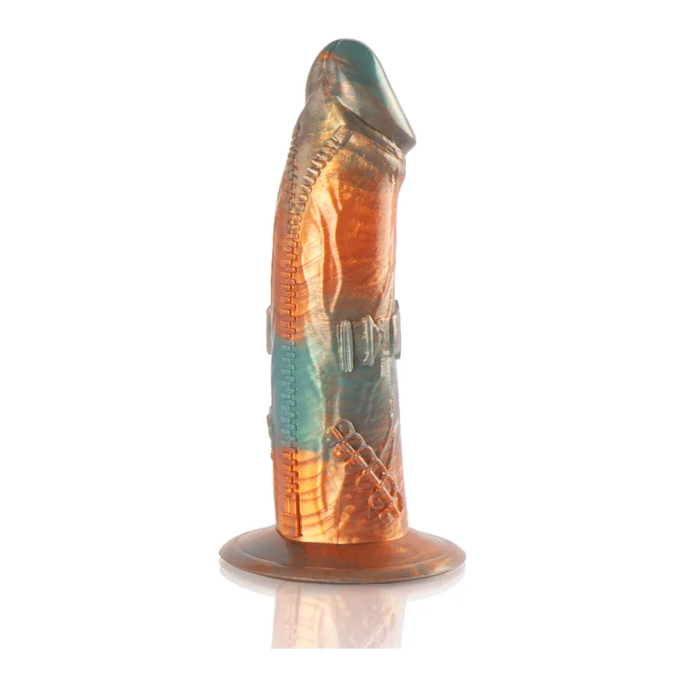 Gode Talos en silicone, forme phallique avec tête arrondie, corps segmenté en bandes de couleurs orange, rouge, vert et bronze, base ventouse, sur fond blanc