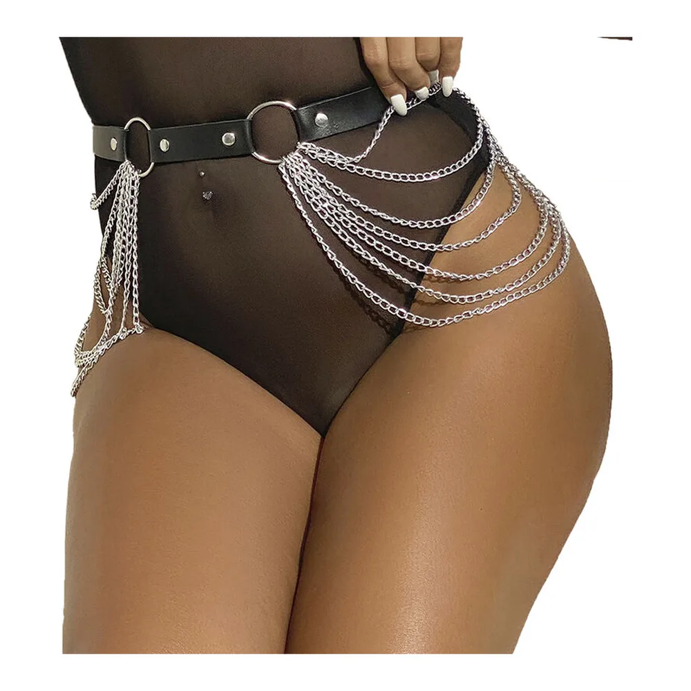 Ceinture noire en cuir avec anneau frontal, chaînes argentées drapées sur les hanches, portée avec culotte assortie