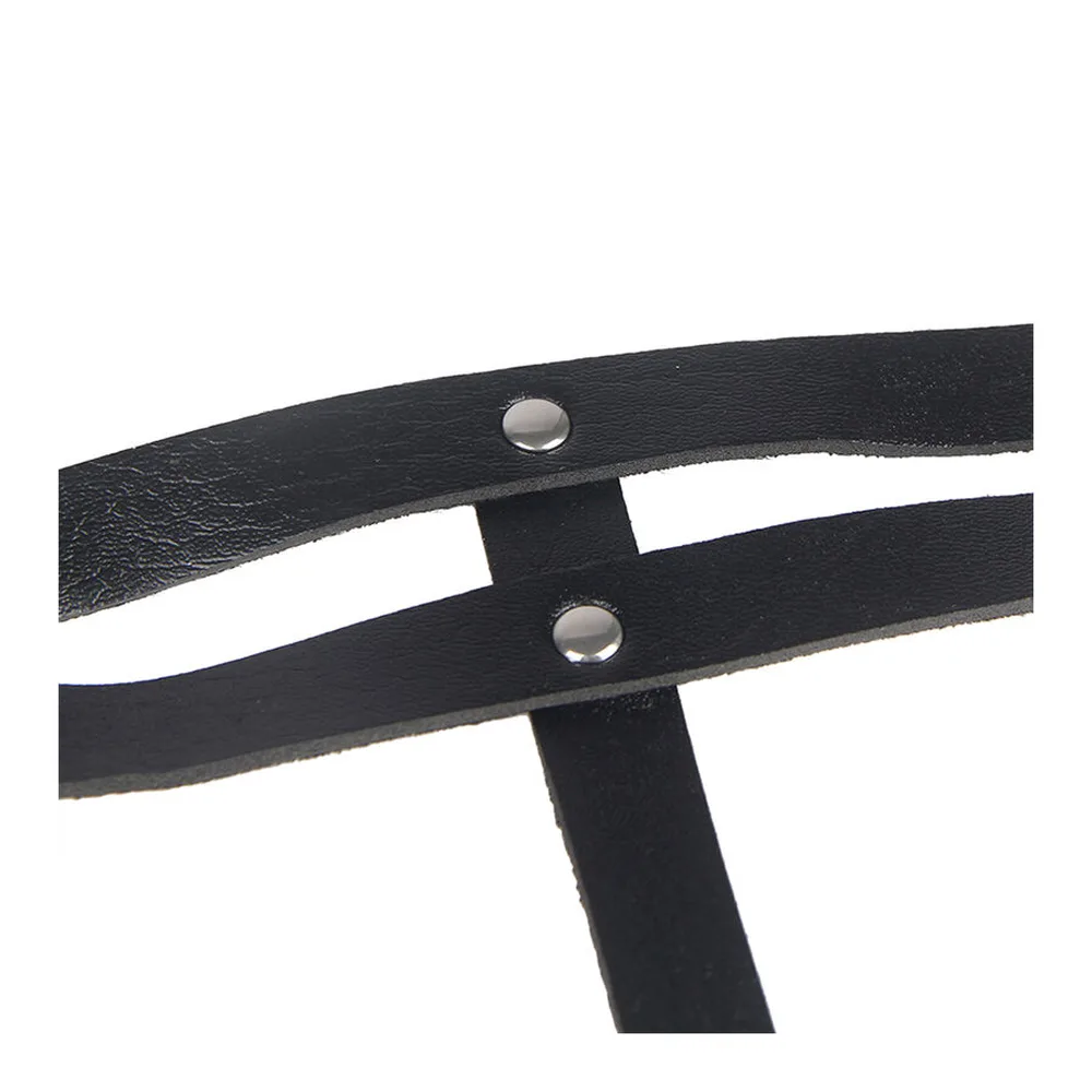 Ceinture à chaînes avec deux sangles de cuir noir superposées, anneau central métallique et deux chaînes argentées retombantes avec petits anneaux de détail
