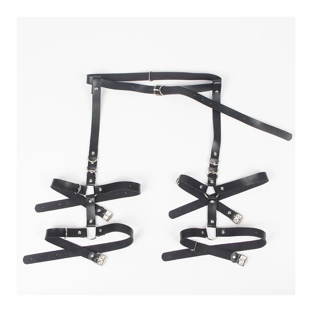 Harnais de jarretières en cuir noir avec ceinture large, bandes verticales ajustables, anneaux métalliques et lanières pour maintenir les bas, sur fond blanc