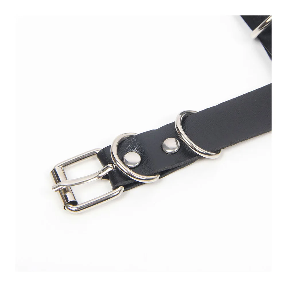 Ceinture en cuir noir avec boucle et anneau métalliques argentés, rivets de fixation visibles, sur fond blanc