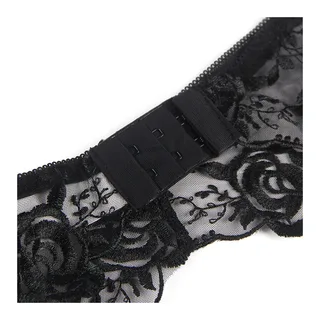 Ensemble de lingerie en dentelle posé sur un drap clair