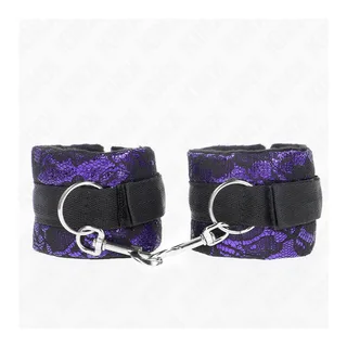 Corde de bondage en coton enroulée posée sur un drap sombre